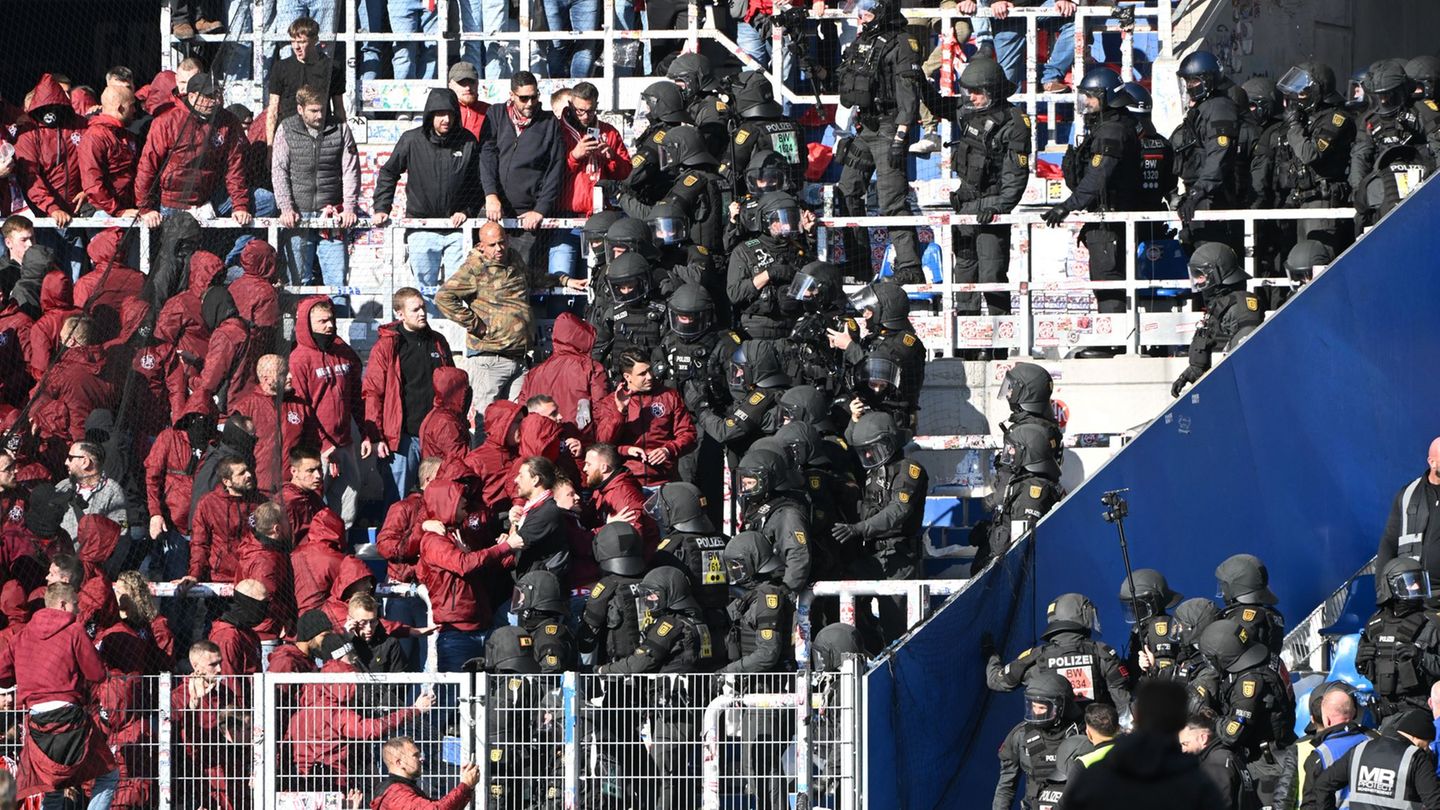 Die Polizei musste die Situation auf den Rängen nach dem Schlusspfiff beruhigen. Foto: Uli Deck/dpa