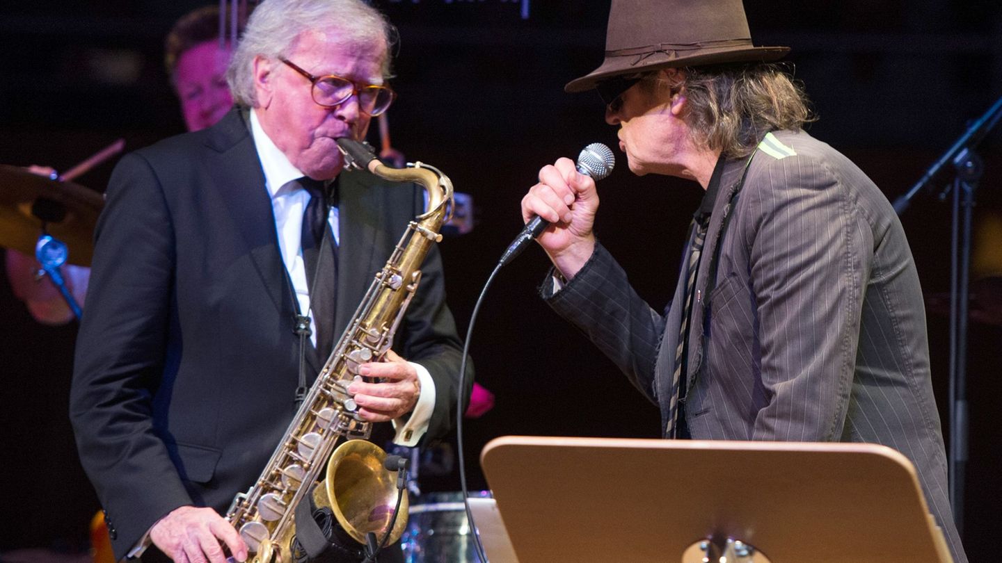 Doldinger musizierte immer wieder mit Lindenberg - wie hier 2016 bei einem Konzert in Düsseldorf zu Doldingers 80. Geburtstag. (