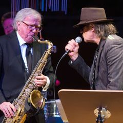 Doldinger musizierte immer wieder mit Lindenberg - wie hier 2016 bei einem Konzert in Düsseldorf zu Doldingers 80. Geburtstag. (