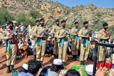 Pakistanische Soldaten bei einer Beerdigung