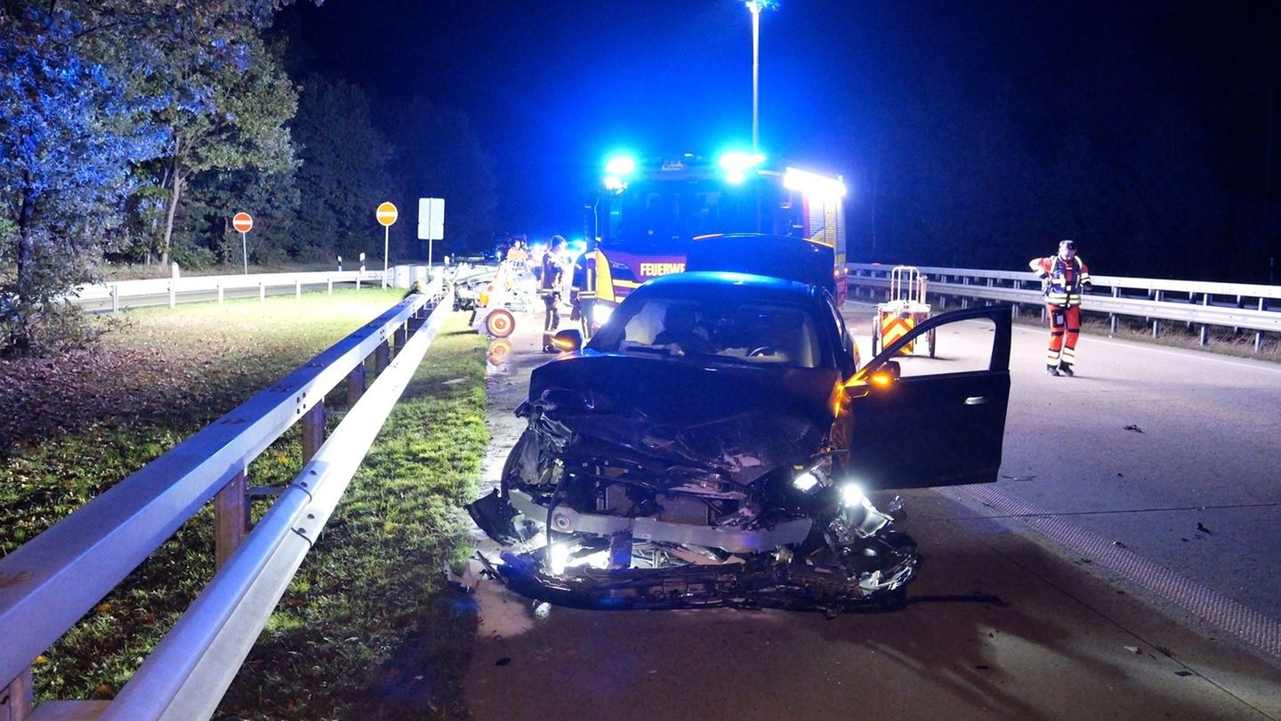 Rettungskräfte sind an der Unfallstelle im Einsatz. Foto: Jörn Hüneke/dpa