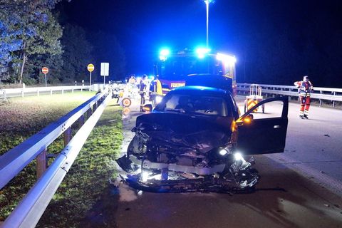 Rettungskräfte sind an der Unfallstelle im Einsatz. Foto: Jörn Hüneke/dpa