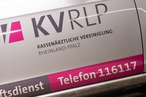 Die Kassenärztliche Vereinigung in Rheinland-Pfalz will bei der Krankschreibung wieder den Karenztag einführen. (Archivbild) Fot