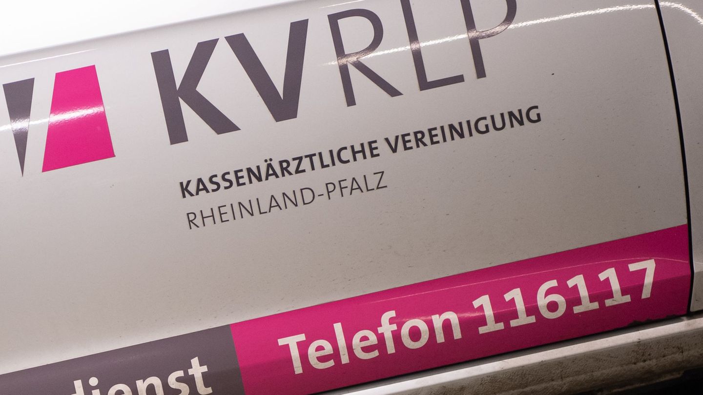 Die Kassenärztliche Vereinigung in Rheinland-Pfalz will bei der Krankschreibung wieder den Karenztag einführen. (Archivbild) Fot