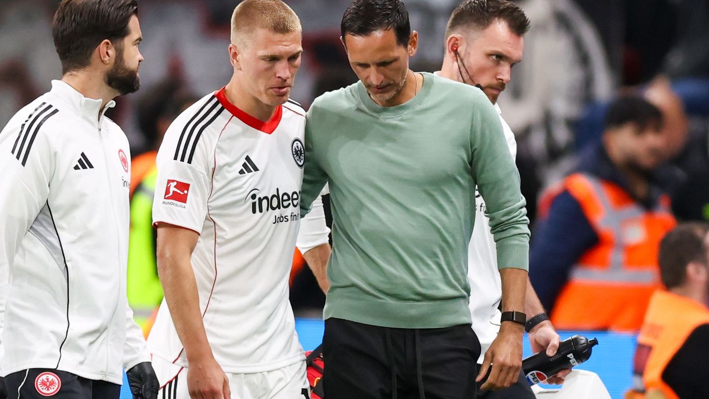 Eintracht Frankfurts Coach Dino Toppmöller (r) kann in Freiburg voraussichtlich wieder auf Rasmus Kristensen setzen. (Archivbild