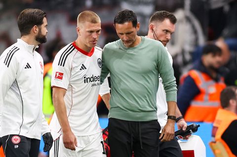 Eintracht Frankfurts Coach Dino Toppmöller (r) kann in Freiburg voraussichtlich wieder auf Rasmus Kristensen setzen. (Archivbild