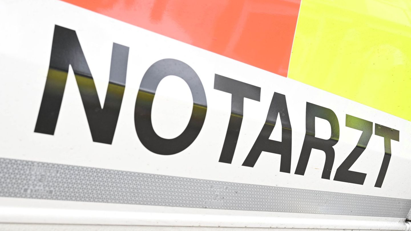 Ein Notarzt kann nur noch den Tod des Mannes feststellen. (Symbolbild) Foto: Bernd Weißbrod/dpa