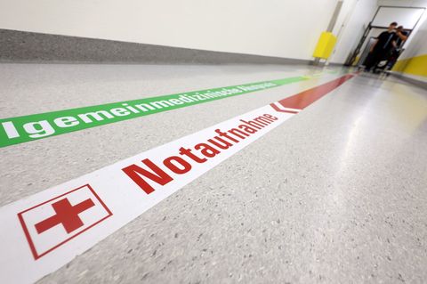 Die finanzielle Lage der Kliniken ist schon lange desolat - der Landkreistag ermuntert sie, sich notfalls rechtlich gegen die Bu