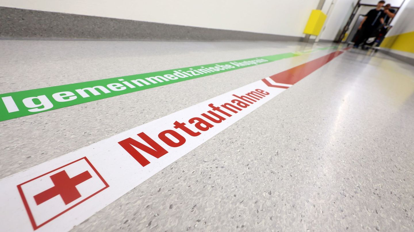 Die finanzielle Lage der Kliniken ist schon lange desolat - der Landkreistag ermuntert sie, sich notfalls rechtlich gegen die Bu