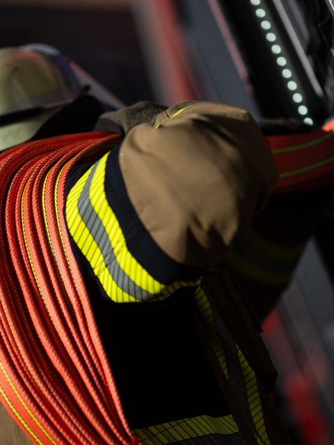 Feuerwehrleute bringen den Brand unter Kontrolle. (Symbolbild) Foto: Marijan Murat/dpa