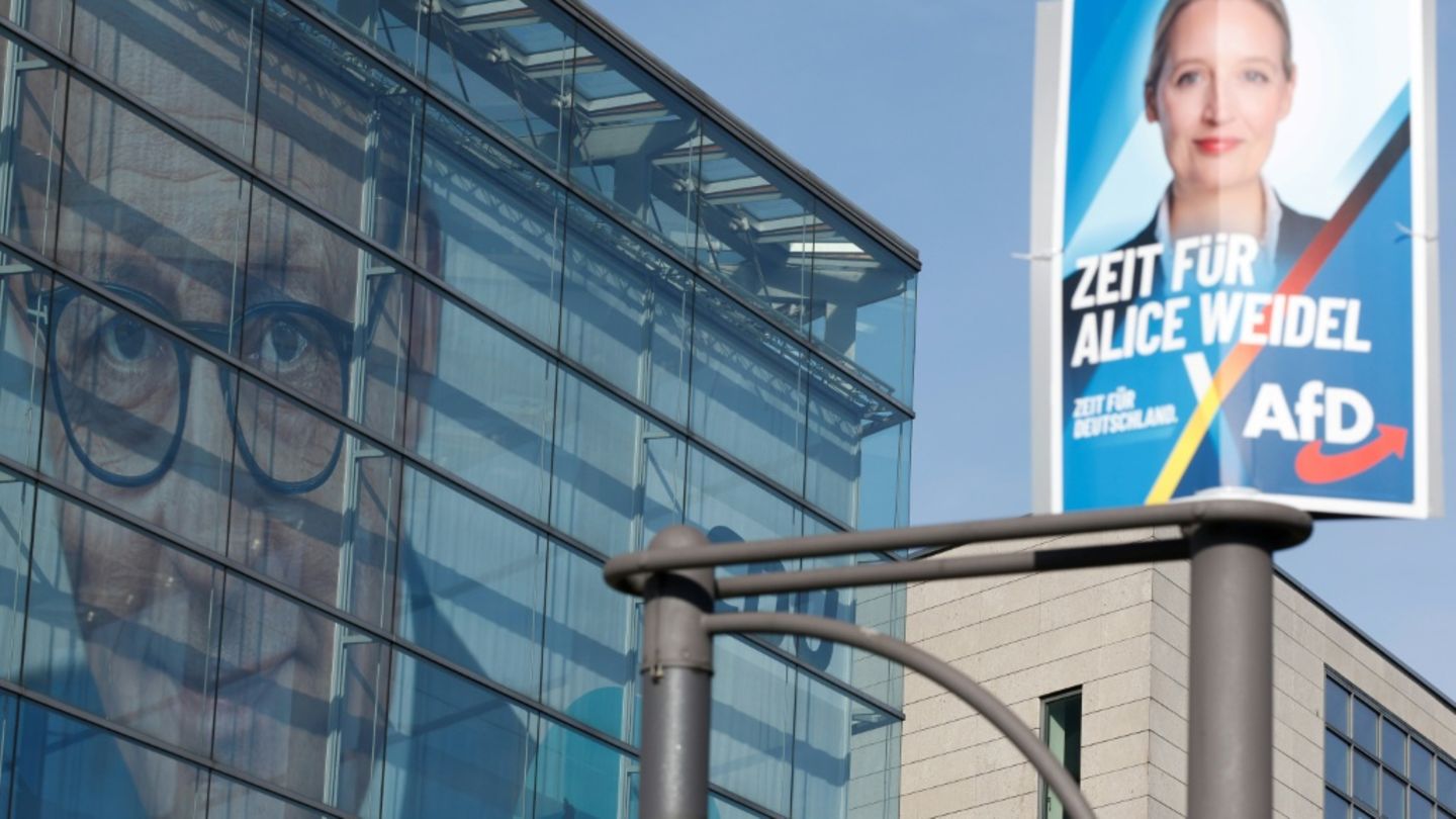 AfD-Wahlplakat vor dem Konrad-Adenauer-Haus