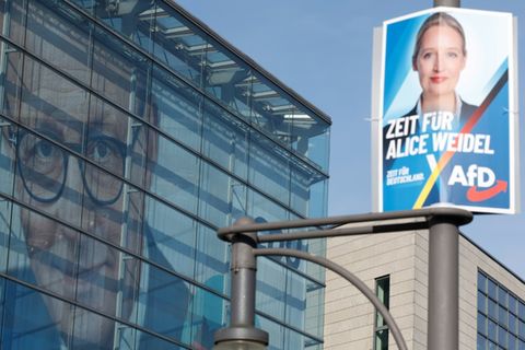 AfD-Wahlplakat vor dem Konrad-Adenauer-Haus