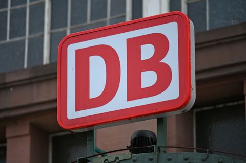 Für zwei Wochen wird die Strecke Emmerich-Oberhausen gesperrt. (Symbolbild) Foto: Michael Brandt/dpa