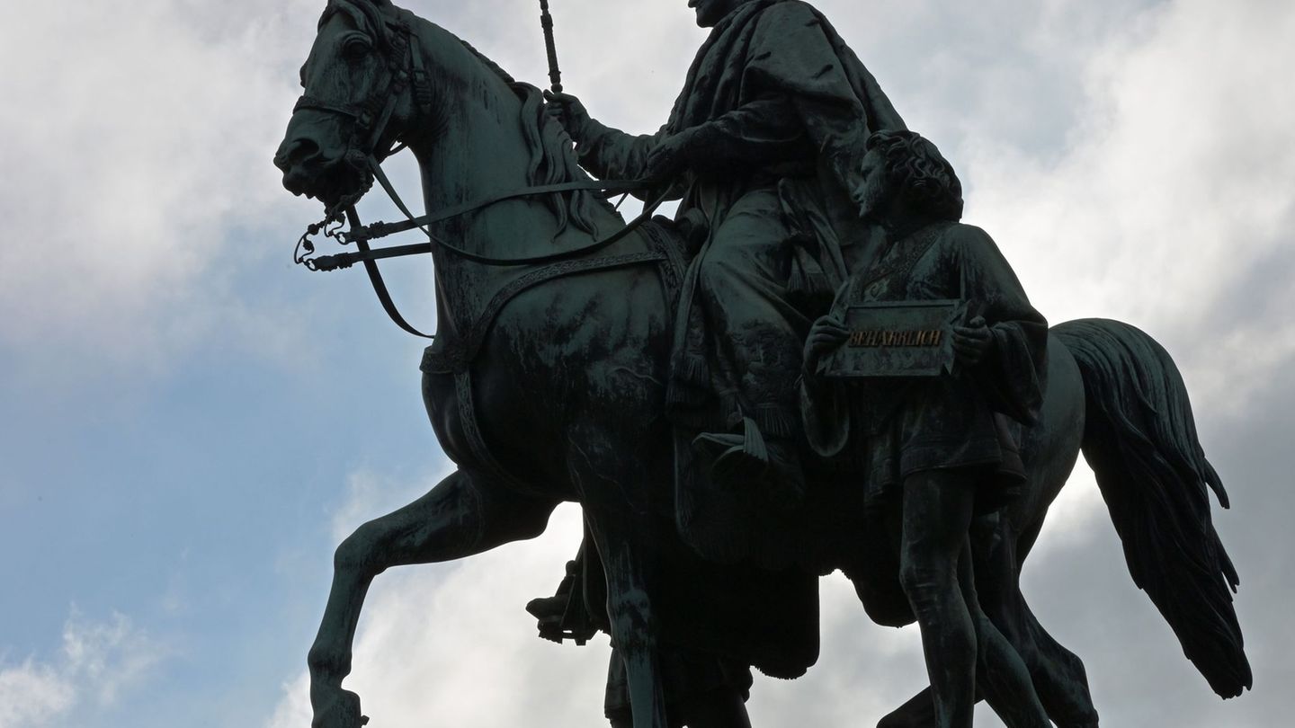 Am Odeonsplatz in München erinnert ein Reiterstandbild an König Ludwig I. Foto: Malin Wunderlich/dpa