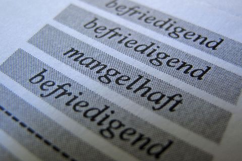Bei zu vielen Fünfern oder gar Sechsern muss die Klasse wiederholt werden. (Symbolbild) Foto: picture alliance / dpa
