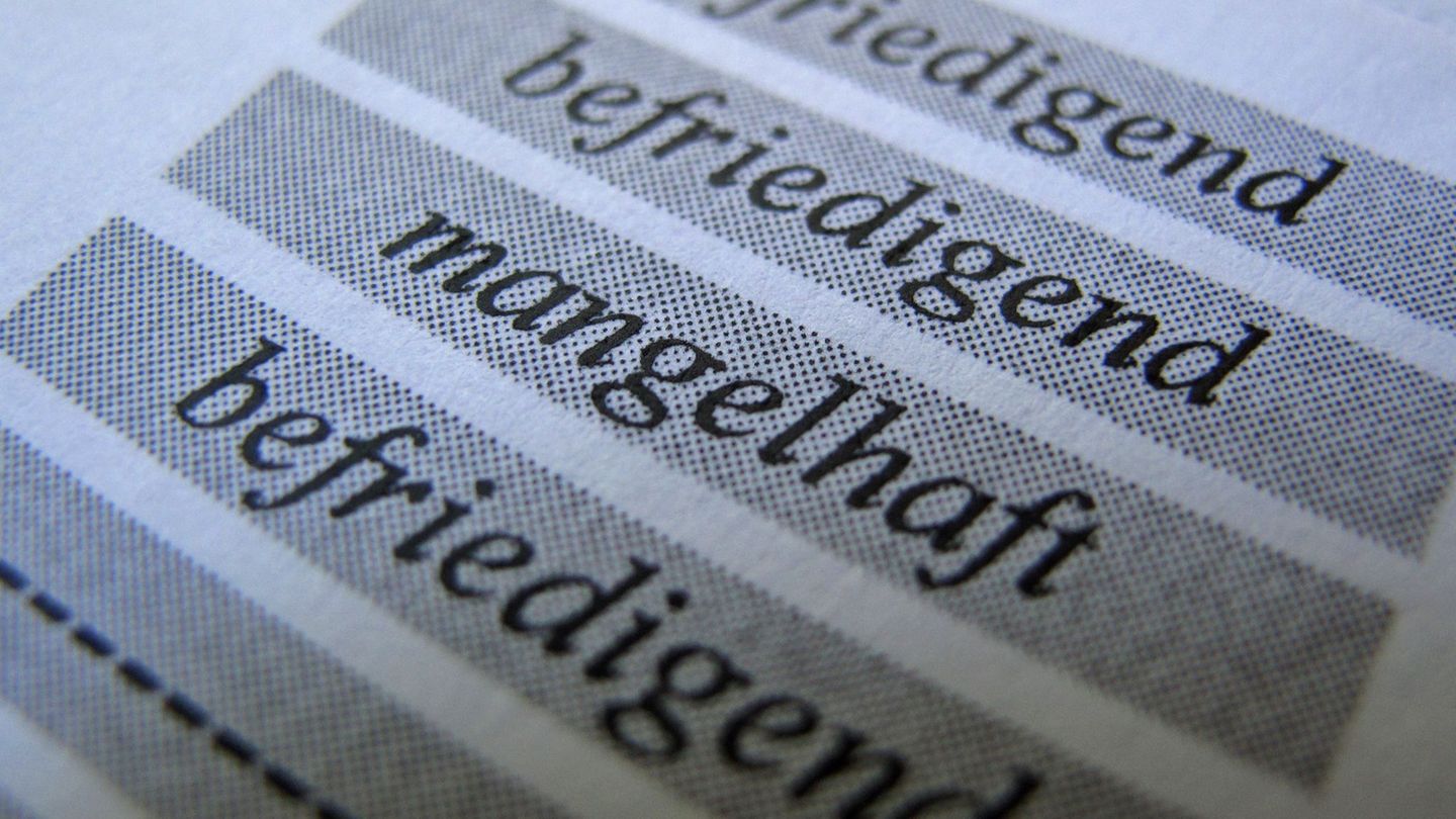 Bei zu vielen Fünfern oder gar Sechsern muss die Klasse wiederholt werden. (Symbolbild) Foto: picture alliance / dpa