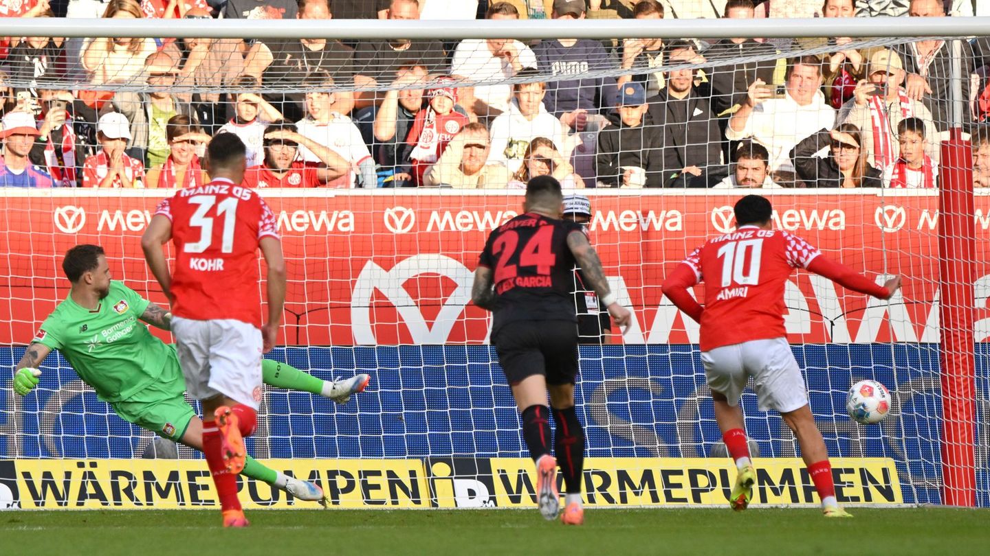Eins von drei Gegentoren für Bayer-Keeper Mark Flekken (l). Foto: Torsten Silz/dpa