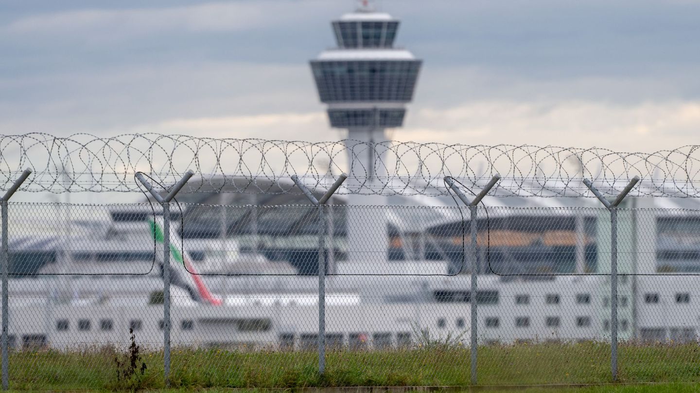 Der Flugverkehr wurde am Morgen wieder regulär aufgenommen. (Symbolbild) Foto: Armin Weigel/dpa