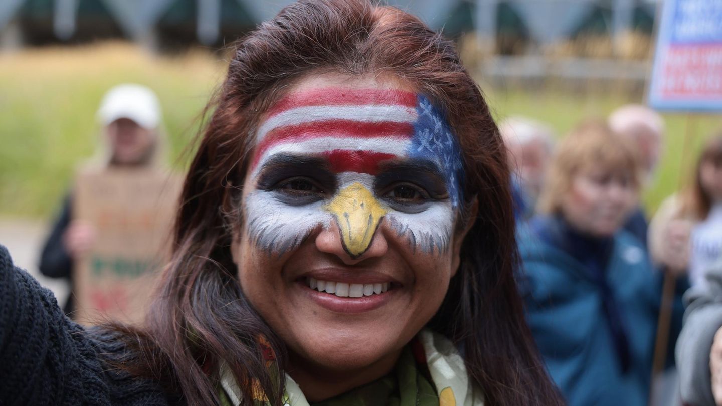Eine Frau hat sich die US-Flagge und eine Adlernase ins Gesicht geschminkt