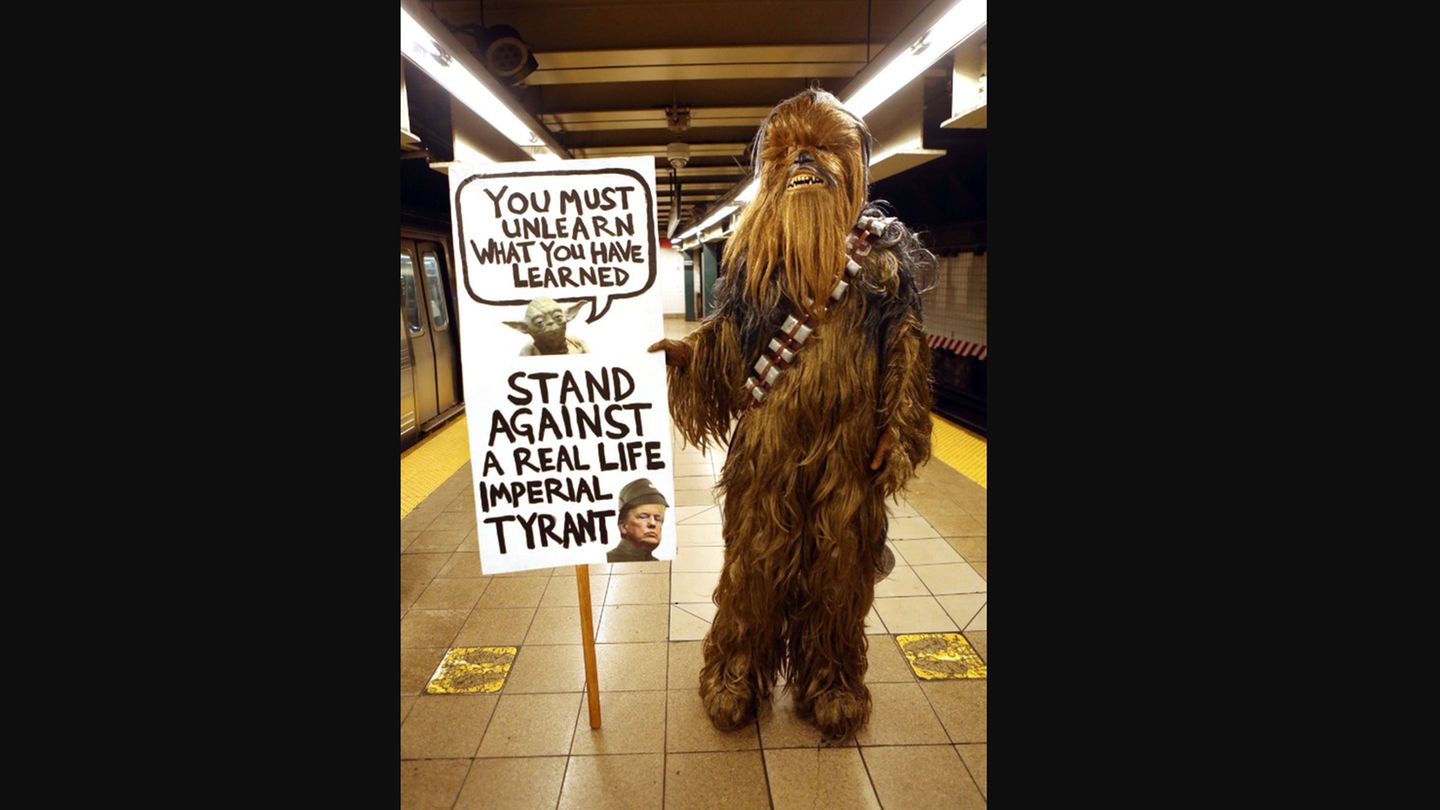 Ein Mann hat sich als Chewbacca kostümiert