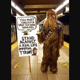 Ein Mann hat sich als Chewbacca kostümiert