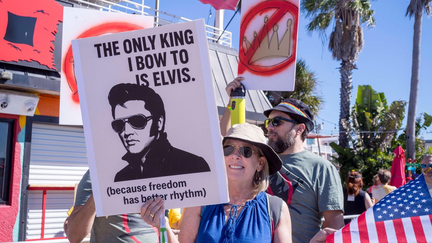 Anto-Trump-Protest mit Elvis-Plakat