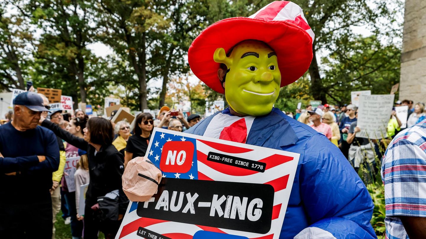 Ein Trump-Gegner im Shrek-Kostüm