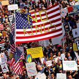 Eine riesige Flagge bei einer Demonstration in New York