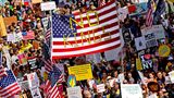 Eine riesige Flagge bei einer Demonstration in New York