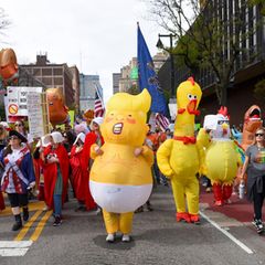 Trump-Karikaturen in Form von aufgeblasene Gummi-Figuren