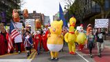 Trump-Karikaturen in Form von aufgeblasene Gummi-Figuren