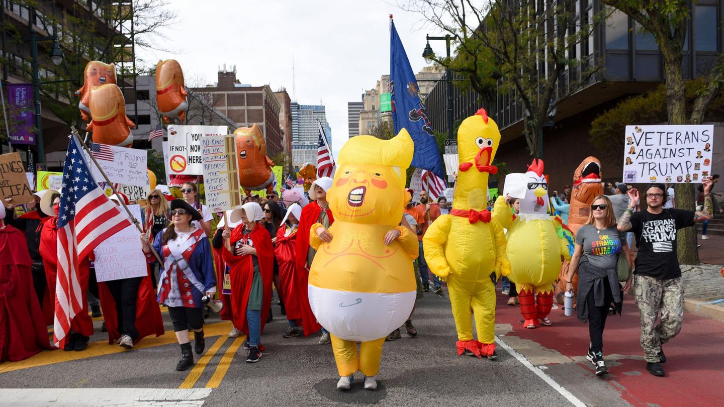 Trump-Karikaturen in Form von aufgeblasene Gummi-Figuren