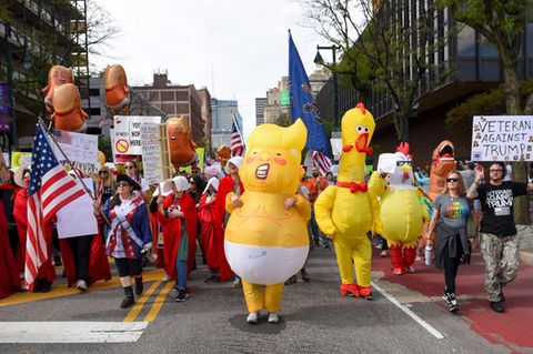 Trump-Karikaturen in Form von aufgeblasene Gummi-Figuren