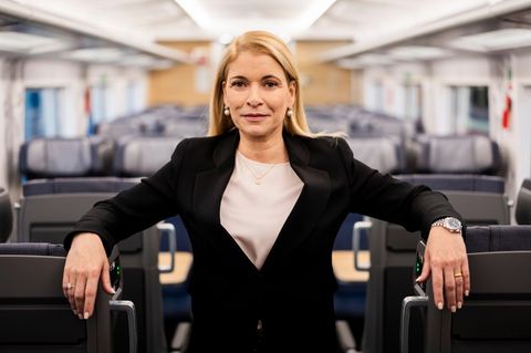 Bahnchefin Evelyn Palla in einem Zug