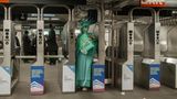 Eine Frau in der U-Bahn hat sich als Freiheitsstatue verkleidet