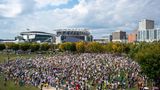 Demonstranten auf einer Wiese