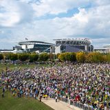 Demonstranten auf einer Wiese