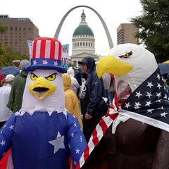 Trump-Gegner in aufblasbaren Weißkopfseeadler-Kostümen