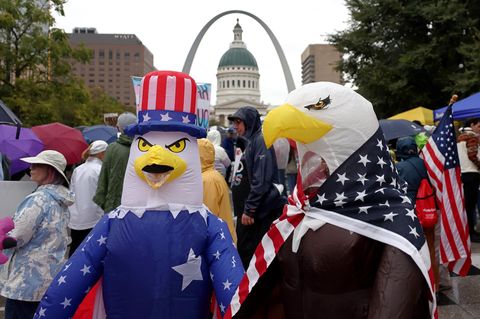 Trump-Gegner in aufblasbaren Weißkopfseeadler-Kostümen