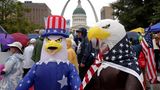 Trump-Gegner in aufblasbaren Weißkopfseeadler-Kostümen