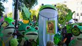 Menschen in Frosch-Kostümen
