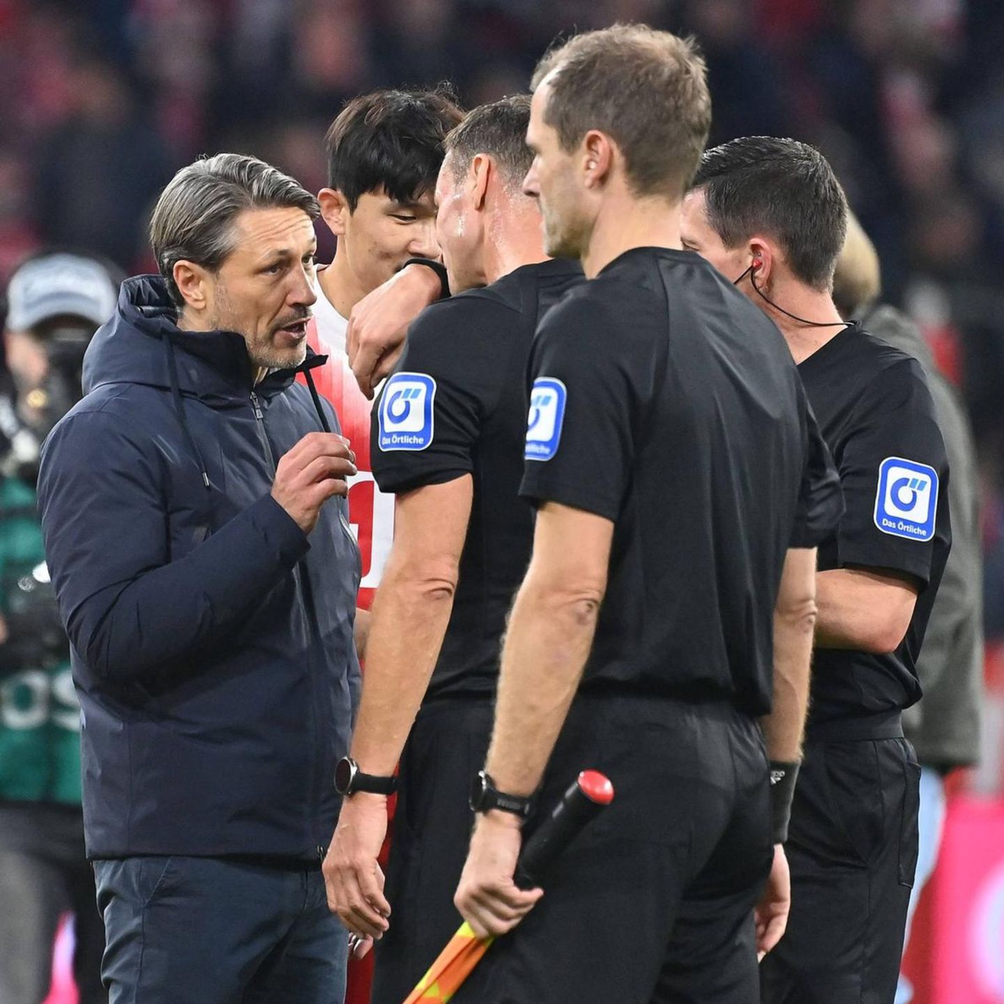 BVB-Coach Niko Kovac diskutiert nach Bayern gegen Dortmund mit den Schiedsrichtern