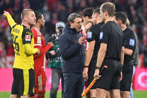 BVB-Coach Niko Kovac diskutiert nach Bayern gegen Dortmund mit den Schiedsrichtern
