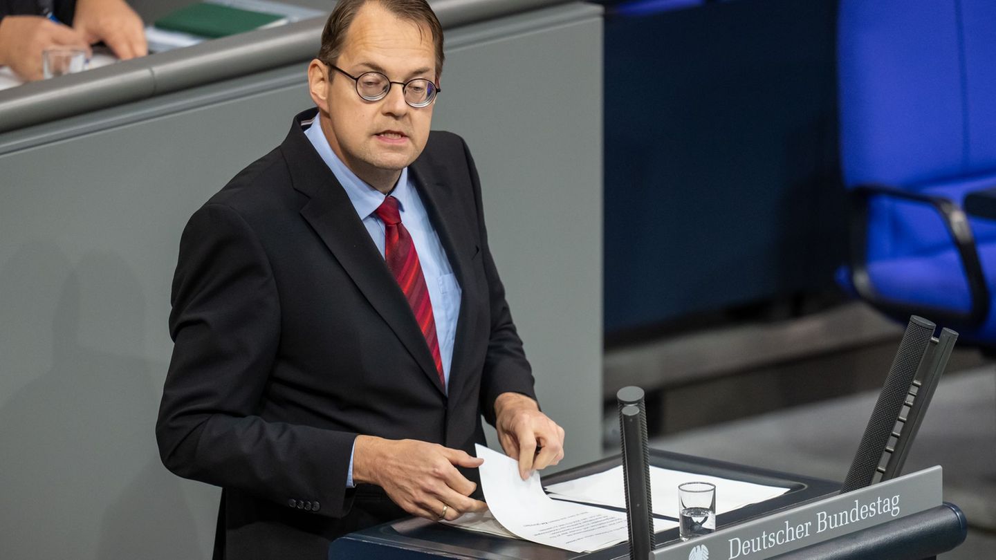 Pellmann führt zusammen mit Heidi Reichinnek die Fraktion der Linken im Bundestag. (Archivbild) Foto: Michael Kappeler/dpa