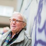 Klaus Doldinger in Mantel und mit Brille