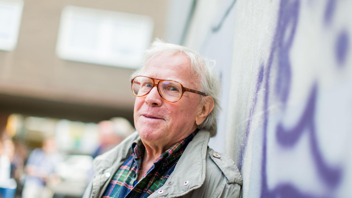 Klaus Doldinger Klaus Doldinger in Mantel und mit Brille