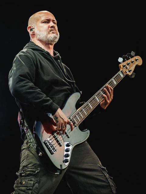 Sam Rivers spielt Bass auf einer Bühne