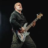 Sam Rivers spielt Bass auf einer Bühne