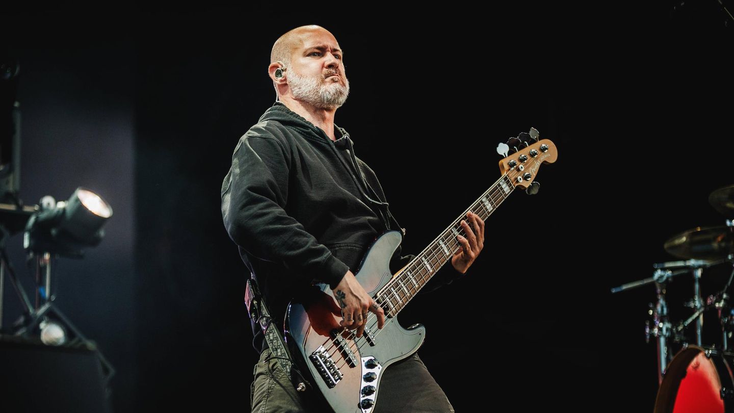 Sam Rivers spielt Bass auf einer Bühne