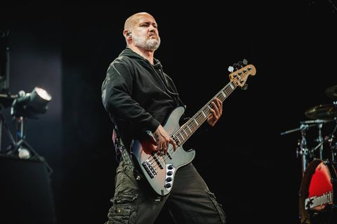 Sam Rivers spielt Bass auf einer Bühne